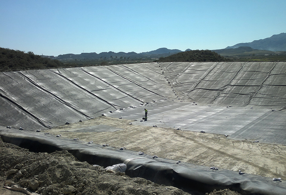 Formación de vaso de embalse e impermeabilización con lamina PEAD, de embalse de riego de 30.000 m3, para campo de golf finca agrícola en Vera, Almeria.