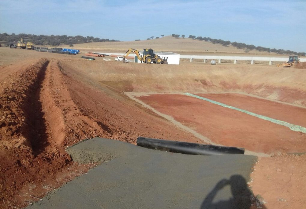 Impermeabilización de varios embalses de riego en Moura ( PORTUGAL ) y en Montijo ( BADAJOZ ), para uso agrícola, todos se han ejecutado en balsas de tierra...