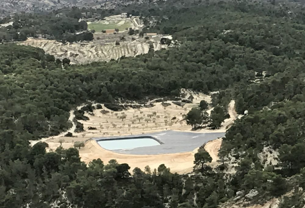 Impermeabiliziación de embalse y parcela para recogida de aguas fluviales con una capacidad de 2.000 m3 en Jijona (Alicante) para finca de almendros.